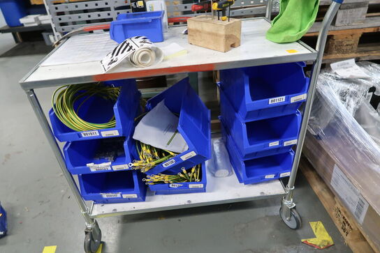 Opbevaringsvogn og palle med indhold