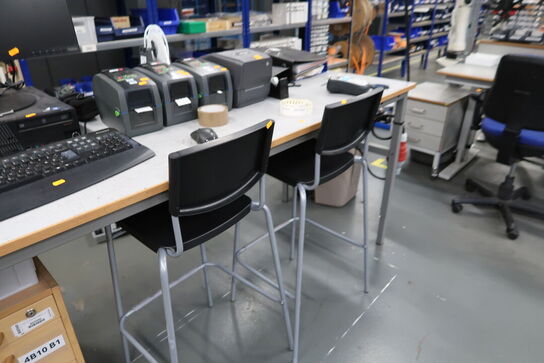 Arbejdsbord samt 2 stk. barstole uden indhold