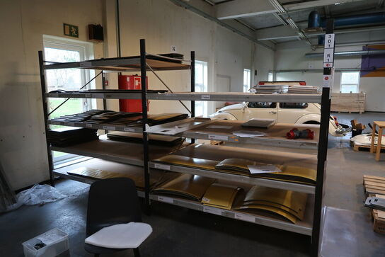 2 fag lagerreoler uden indhold