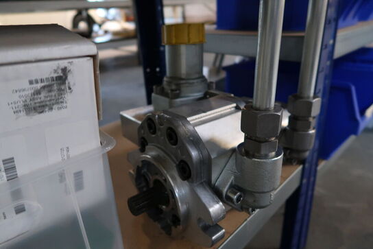 2 fag lagerreoler med indhold