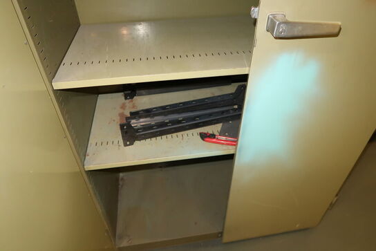 Stålskab med indhold