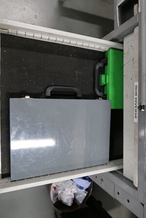 Arbejdsbord med skruestik, værktøjstavle, div. Værktøj