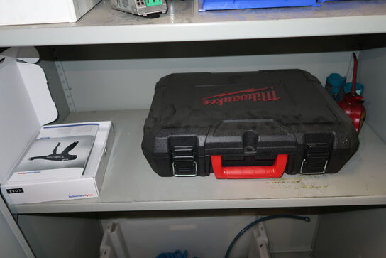 Stålskab med indhold