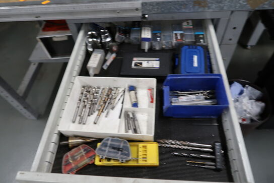 Arbejdsbord med skruestik, værktøjstavle, div. Værktøj