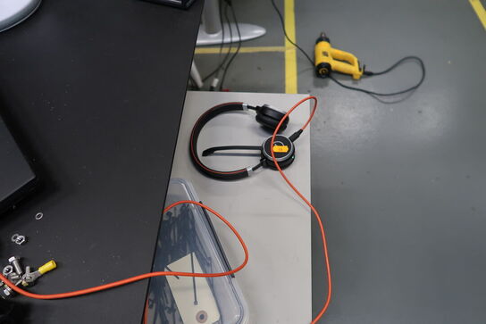 2 stk. computerskærme LENOVO E24-28, dockingstation LENOVO ThinkPad, 