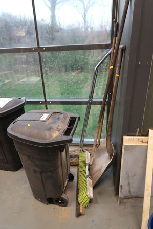 4 stk. skraldespande samt koste og skovle