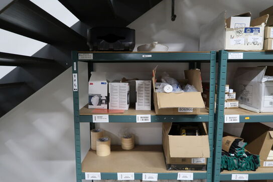 4 fag lagereoler med div. Arbejdshandsker m.m.