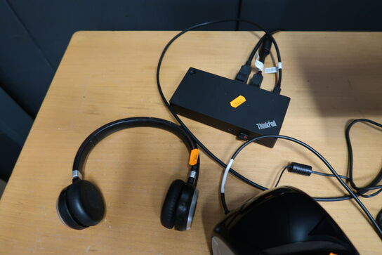 2 stk. computerskærme LENOVO, tastatur, headset, dockingstation m.m.
