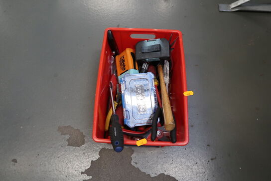 Kasse med værktøj
