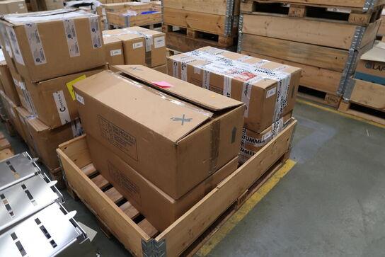 Palle med batteri ladere EDN GROUP 7.6 kW CMP Batteri Charger m.fl.