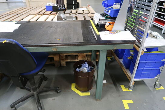 Arbejdsbord uden indhold, med kontorstol