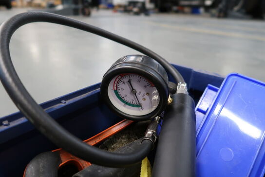 Kasse med pumpe m.m.