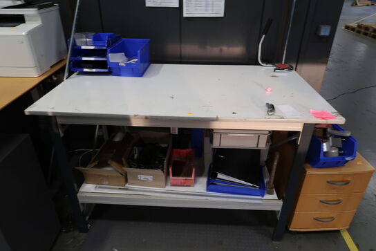 Arbejdsbord med indhold samt skuffemodul