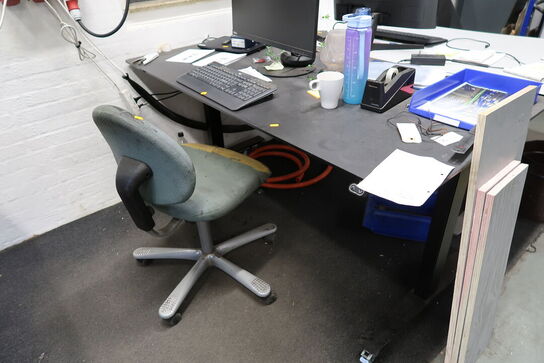 El. hæve/sænke skrivebord uden indhold samt kontorstol