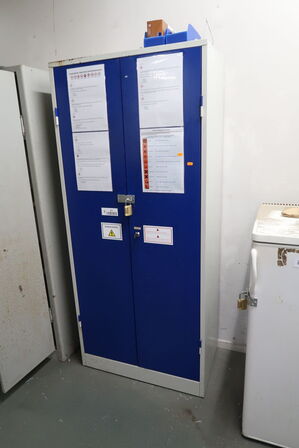 Stålskab med indhold