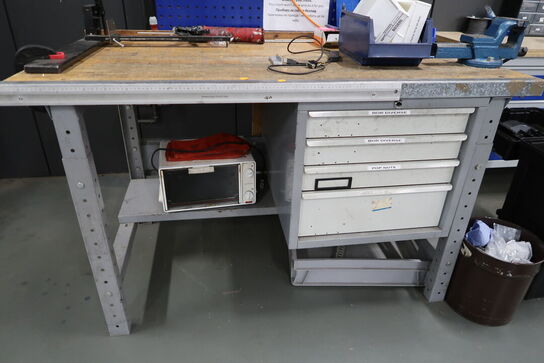 Arbejdsbord med skruestik, værktøjstavle, div. Værktøj