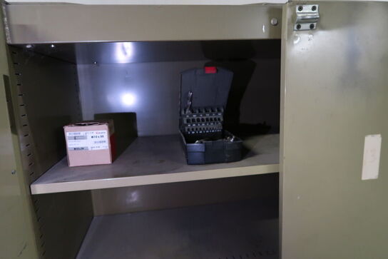 Stålskab med indhold