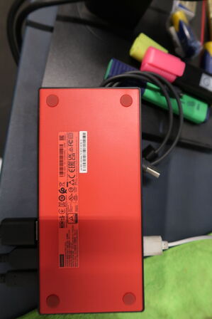 Computerskærm LENOVO, dockingstation LENOVO ThinkPad, tastatur og mus