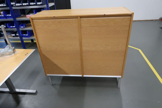 El. hæve/sænke skrivebord samt reol uden indhold