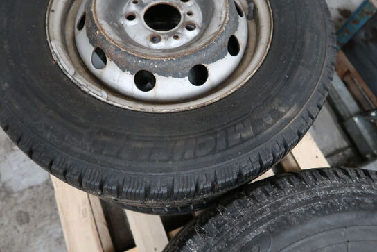 Palle med 4 stk. fælge med dæk MICHELIN 215/70R15C