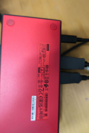 2 stk. computerskærme LENOVO, tastatur, headset, dockingstation m.m.