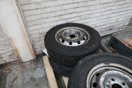 Palle med 4 stk. fælge med dæk MICHELIN 215/70R15C