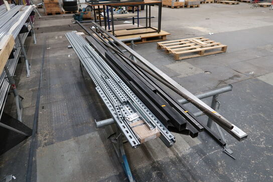 2 stk. støttebukke med indhold