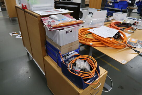 El. hæve/sænke skrivebord med indhold