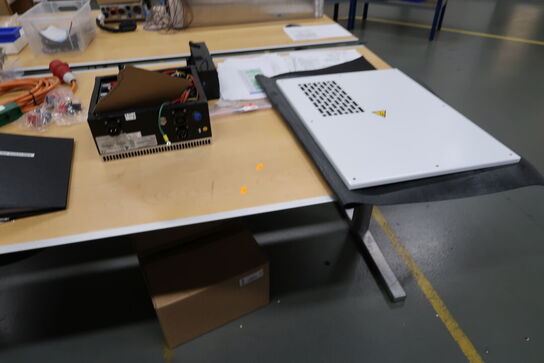 El. hæve/sænke skrivebord med indhold