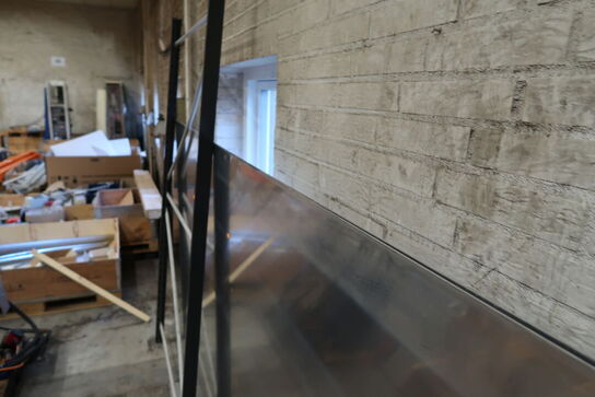 2 stk. jernplader samt gavl til pallereol