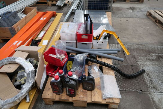 2 stk. paller med vanger samt div. Olie m.m.