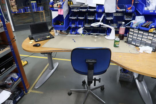 El. hæve/sænke skrivebord, kontorstol, div. Værktøj m.m.