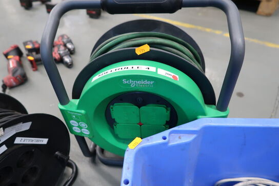 2 stk. kabeltromler samt kasse med forlængerledninger