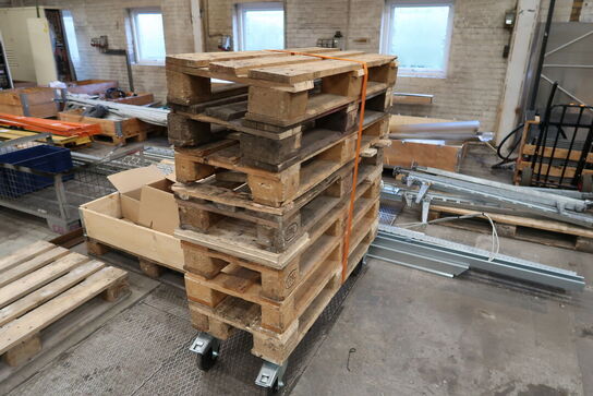 2 stk. stilladsbukke med indhold, 2 stk. bukke samt EURO-Paller