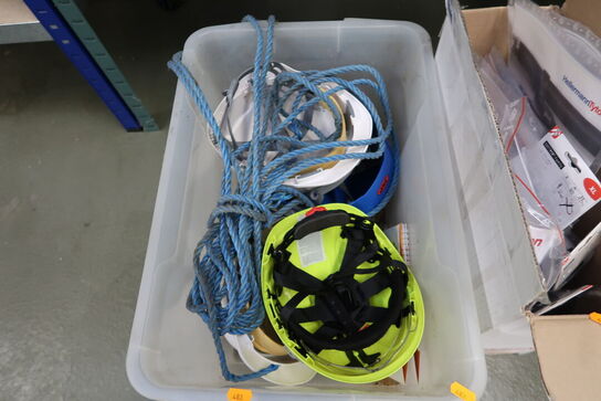 2 stk. kasser med indhold