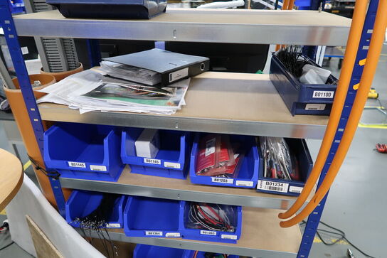 Lagerreol med indhold