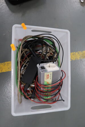 Kasse med strømforsyning m.m.