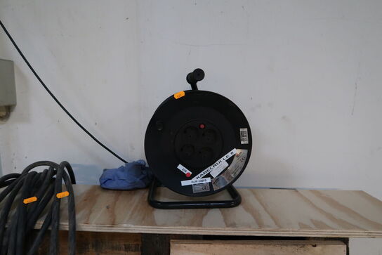 Kabeltromle samt forlængerledning