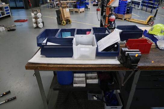 Arbejdsbord med skruestik samt div. Værktøj