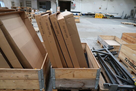 3 stk. paller med pallerammer og papkasser