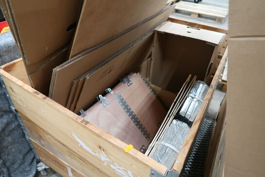 3 stk. paller med pallerammer og papkasser