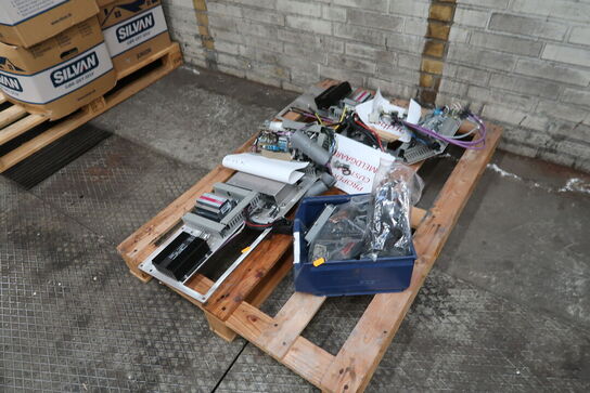 2 stk. rackskabe samt 2 stk. paller med indhold