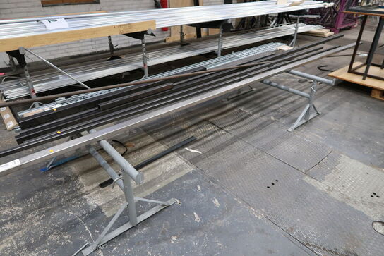 2 stk. støttebukke med indhold