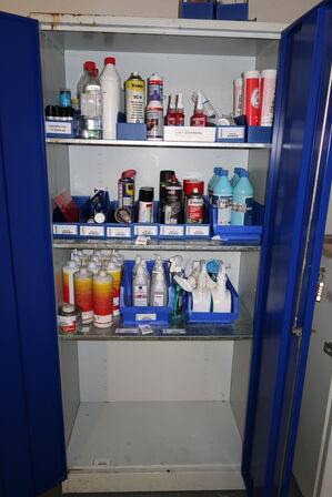 Stålskab med indhold