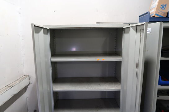 Stålskab med indhold