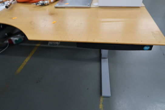 El. hæve/sænke skrivebord med indhold