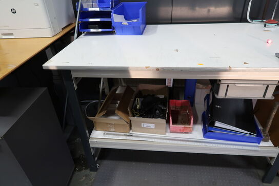 Arbejdsbord med indhold samt skuffemodul