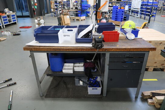 Arbejdsbord med skruestik samt div. Værktøj