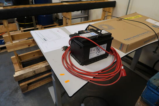 El. hæve/sænke skrivebord med indhold