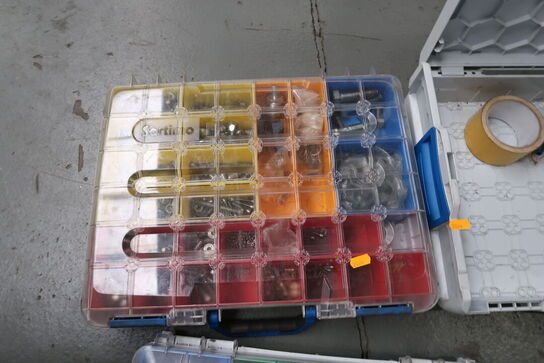 7 stk. kasser/sortimentskasser med værktøj, bolte m.m.